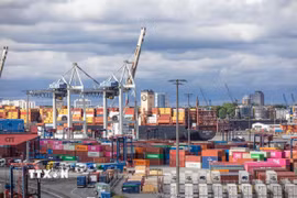 Cảng hàng hóa ở Hamburg, Đức. (Ảnh: THX/TTXVN)