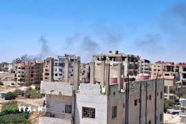 Khói bốc lên sau các cuộc không kích của Israel xuống thành phố Sweida, miền Nam Syria ngày 15/7/2025. (Ảnh: THX/TTXVN)