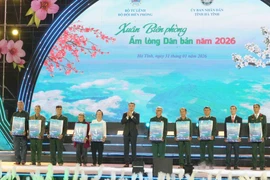 Ông Lê Minh Hưng, Ủy viên Bộ Chính trị, Bí thư Trung ương Đảng, Trưởng Ban Tổ chức Trung ương tặng quà cho nhân dân vùng biên tỉnh Hà Tĩnh. (Ảnh: Hữu Quyết/TTXVN)