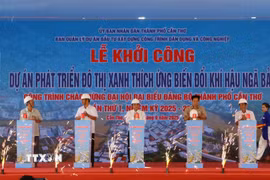 Các đại biểu thực hiện nghi thức bấm nút khởi công công trình. (Ảnh: Tuấn Phi/TTXVN)