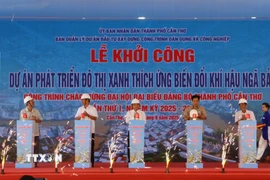 Các đại biểu thực hiện nghi thức bấm nút khởi công công trình. (Ảnh: Tuấn Phi/TTXVN)