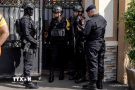 Cảnh sát gác bên ngoài trường học ở Jakarta, Indonesia sau vụ nổ, ngày 7/11/2025. (Ảnh: THX/TTXVN)