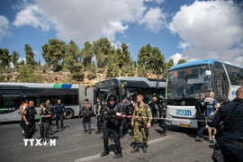 Lực lượng chức năng phong tỏa hiện trường vụ xả súng ở ngã tư Ramot trên đường Yigal Yadin, phía Đông thành phố Jerusalem, ngày 8/9/2025. (Ảnh: Anadolu Agency/TTXVN)