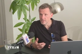 Ông David Grunewald, giảng viên Đại học Tự do Brussels (ULB), trả lời phỏng vấn phóng viên TTXVN tại Brussels. (Ảnh: Duy Tùng/TTXVN)