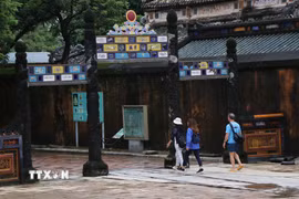 Những vị khách quốc tế đầu tiên tham quan Đại Nội Huế sáng 4/11, khi nơi này mở cửa trở lại sau các đợt lũ lớn. (Ảnh: Nguyên Lý/TTXVN)