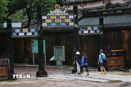 Những vị khách quốc tế đầu tiên tham quan Đại Nội Huế sáng 4/11, khi nơi này mở cửa trở lại sau các đợt lũ lớn. (Ảnh: Nguyên Lý/TTXVN)