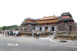 Những vị khách quốc tế đầu tiên tham quan Đại Nội Huế sáng 4/11, khi nơi này mở cửa trở lại sau các đợt lũ lớn. (Ảnh: Nguyên Lý/TTXVN)