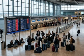 Hành khách tại sân bay Berlin-Brandenburg. (Ảnh: thetraveler)