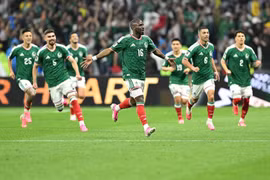 Tiền đạo Julian Quinones (giữa) của Mexico ăn mừng cùng đồng đội sau pha ghi bàn trong trận gặp Ecuador. (Ảnh: THX/TTXVN phát)