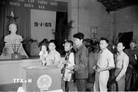 Ngày 25/4/1976, nhân dân khắp hai miền Bắc-Nam nô nức tham gia Tổng tuyển cử bầu Quốc hội. Trong ảnh: Cử tri khu Ba Đình, Hà Nội bỏ phiếu bầu Quốc hội thống nhất năm 1976. (Ảnh: TTXVN)