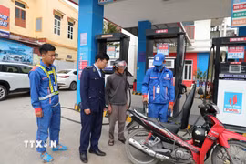Cán bộ Đội Quản lý thị trường số 6, Chi cục QLTT Thanh Hóa có mặt tại cửa hàng xăng dầu để nắm bắt tình hình cung ứng, ổn định thị trường khi giá xăng biến động. (Ảnh: Khiếu Tư/TTXVN)