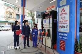 Cán bộ Đội Quản lý thị trường số 1, Chi cục Quản lý thị trường Thanh Hóa tăng cường kiểm tra, giám sát hoạt động bán hàng, kịp thời ngăn chặn tình trạng găm hàng, đầu cơ khi giá xăng biến động. (Ảnh: Khiếu Tư/TTXVN)