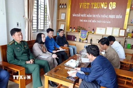 Phó Chủ tịch Ủy ban Nhân dân tỉnh Quảng Trị Lê Văn Bảo (áo xanh ở giữa) làm việc với đại diện Cảng cá Việt Trung (xã Bắc Trạch) về công tác sẵn sàng làm việc với đoàn thanh tra EC. (Ảnh: Tá Chuyên/TTXVN)