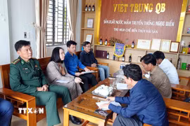 Phó Chủ tịch Ủy ban Nhân dân tỉnh Quảng Trị Lê Văn Bảo (áo xanh ở giữa) làm việc với đại diện Cảng cá Việt Trung (xã Bắc Trạch) về công tác sẵn sàng làm việc với đoàn thanh tra EC. (Ảnh: Tá Chuyên/TTXVN)