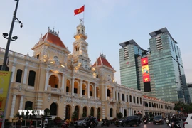 Trụ sở UBND Thành phố Hồ Chí Minh sẵn sàng cho Ngày hội toàn dân. (Ảnh: Thanh Vũ/TTXVN)