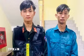 Đối tượng Nguyễn Phạm Hoàng Dương (trái) và Nguyễn Thuận Quý (phải). (Ảnh TTXVN phát)