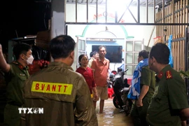 Hỗ trợ người dân di chuyển khỏi khu vực ngập sâu đến nơi an toàn. (Ảnh: Nguyễn Thanh/TTXVN)
