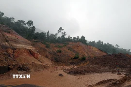 Sáng 28/10/2025, xuất hiện điểm sạt lở mới tại Km46 trên tuyến cao tốc La Sơn-Túy Loan, các lực lượng chức năng đang nỗ lực dọn dẹp khối lượng đất đá rất lớn, sớm khơi thông tuyến. (Ảnh: Đỗ Trưởng/TTXVN)