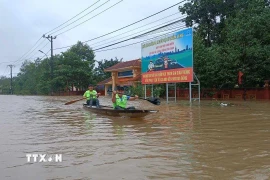 Khu dân cư Hương Toàn, phường Kim Trà, vẫn còn ngập sâu trong nước. (Ảnh: Hải Âu/TTXVN)