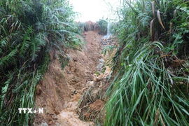 Một điểm sạt lở do mưa lũ tại Quảng Ngãi. (Ảnh: Phạm Cường/TTXVN)