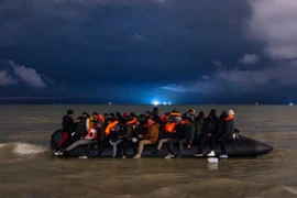 Người di cư vượt eo biển Manche vào ban đêm. (Ảnh: AFP/Getty images)