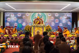 Bà con Phật tử tại LB Nga tại Đại Pháp hội cầu nguyện quốc thái dân an. (Ảnh: Tâm Hằng/TTXVN)