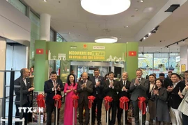 Lễ cắt băng khai trương tuần hàng Việt Nam tại Trung tâm thương mại Monoprix Baugrenelle tại thủ đô Paris, Pháp. (Ảnh: Ngọc Hiệp/TTXVN)