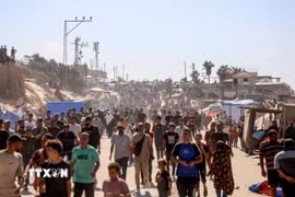 Người dân Palestine trở về nhà tại Dải Gaza, ngày 10/10/2025. (Ảnh: THX/TTXVN)