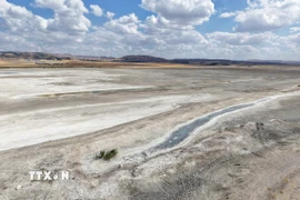 Hồ Mogan ở Ankara, Thổ Nhĩ Kỳ khô cạn do hạn hán, ngày 5/9/2025. (Ảnh: THX/TTXVN)