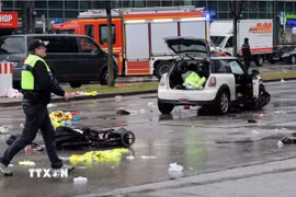 Cảnh sát điều tra tại hiện trường xe ôtô lao vào đám đông ở Munich, Đức ngày 13/2. (Ảnh: Reuters/TTXVN)