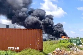 Khói lửa bùng phát dữ dội trong vụ cháy khu công nghiệp Tân Phú Trung. (Ảnh TTXVN phát)