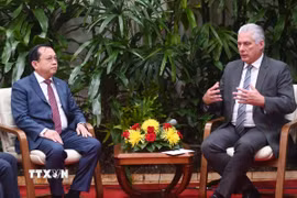 Chủ tịch Cuba Miguel Diaz-Canel đánh giá cao mối quan hệ đặc biệt với Việt Nam trong cuộc gặp Thứ trưởng Bộ Tài chính Lê Tấn Cận. (Ảnh: Việt Hùng/TTXVN)