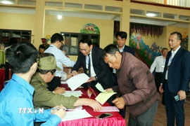 Cử tri bầu cử tại khu vực bỏ phiếu số 2, phường Hồng Châu, Hưng Yên. (Ảnh: Nguyễn Công Hải/TTXVN)