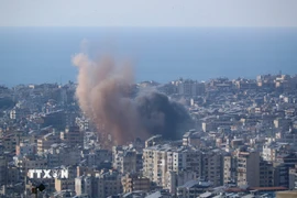 Khói bốc lên từ địa điểm ở ngoại ô Beirut, Liban sau cuộc không kích của Israel. (Ảnh: THX/TTXVN)