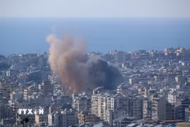 Khói bốc lên từ địa điểm ở ngoại ô Beirut, Liban sau cuộc không kích của Israel. (Ảnh: THX/TTXVN)