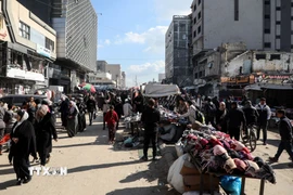 Người dân tại thành phố Gaza ngày 15/1/2026. (Ảnh: THX/TTXVN)