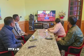 Người dân thôn Việt Yên, xã Thanh Yên theo dõi truyền hình trực tiếp Đại hội XIV của Đảng. (Ảnh: TTXVN phát)