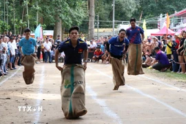 Người dân tham gia trò chơi nhảy bao bố dưới sự cổ vũ của đông đảo khán giả. (Ảnh: Thanh Hòa/TTXVN)