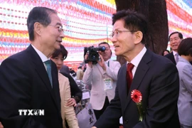 Cựu Thủ tướng Hàn Quốc Han Duck Soo (trái) và ứng cử viên Tổng thống của Đảng Quyền lực quốc dân (PPP) cầm quyền Kim Moon Soo tại cuộc gặp ở Seoul ngày 5/5/2025. (Ảnh: Yonhap/TTXVN)