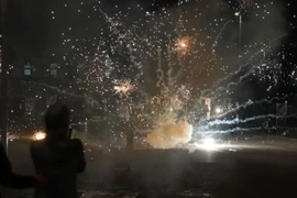 Pháo hoa được ném vào cảnh sát tại Khách sạn Citywest. (Ảnh: PA)