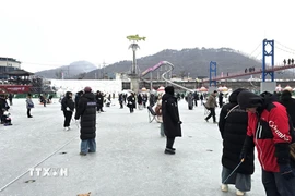 Quang cảnh khu vực câu cá trên băng tại lễ hội. (Ảnh: Đức Thắng/TTXVN)