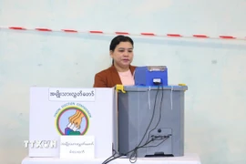 Cử tri bỏ phiếu trong cuộc tổng tuyển cử tại điểm bầu cử ở Yangon, Myanmar. (Ảnh: THX/TTXVN)