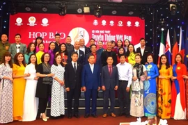 Ông Nguyễn Quốc Thành - Thường trực Ban Công tác Cộng đồng, Đại sứ quán Việt Nam tại Cộng hòa Séc (thứ 6 từ trái sang) và các đại biểu chụp ảnh kỷ niệm tại buổi họp báo. (Ảnh: Việt Thắng/Vietnam+)