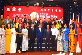 Ông Nguyễn Quốc Thành - Thường trực Ban Công tác Cộng đồng, Đại sứ quán Việt Nam tại Cộng hòa Séc (thứ 6 từ trái sang) và các đại biểu chụp ảnh kỷ niệm tại buổi họp báo. (Ảnh: Việt Thắng/Vietnam+)