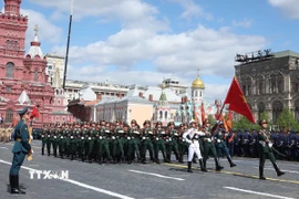 Đoàn Quân đội nhân dân Việt Nam tham gia lễ duyệt binh trên Quảng trường Đỏ. (Ảnh: Thống Nhất/TTXVN)