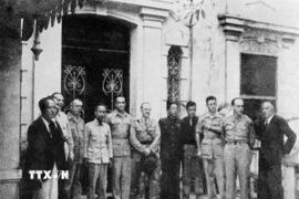 Ngày 6/3/1946, thay mặt Chính phủ Liên hiệp kháng chiến, Chủ tịch Hồ Chí Minh ký Hiệp đinh sơ bộ 6/3 với đại diện Chính phủ Pháp tại Hà Nội. Trong ảnh: Chủ tịch Hồ Chí Minh chụp ảnh với các đại biểu sau lễ ký. (Ảnh: TTXVN)