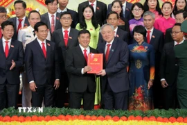 Phó Thủ tướng Thường trực Chính phủ Nguyễn Hòa Bình trao Quyết định của Bộ Chính trị chỉ định Ban Chấp hành, Ban Thường vụ Đảng bộ tỉnh Lâm Đồng. (Ảnh: Chu Quốc Hùng/TTXVN)