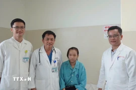 Bác sỹ Bệnh viện Đà Nẵng thăm bệnh nhân trước khi cho xuất viện. (Ảnh: TTXVN phát)