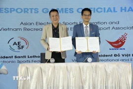Ông Santi Lothong, Chủ tịch Liên đoàn Thể thao điện tử châu Á (trái) và ông ông Đỗ Việt Hùng - Chủ tịch Hội Thể thao điện tử giải trí Việt Nam tại lễ ký kết Biên bản ghi nhớ hợp tác. (Ảnh: TTXVN phát)