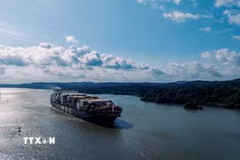 Tàu hàng di chuyển qua Kênh đào Panama. (Ảnh: THX/TTXVN)